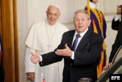 Raúl Castro conversa con la prensa antes de dejar el Vaticano.