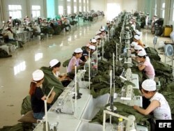 Una mujeres trabajan en una fábrica de ropa en China.