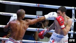 El cubano Roniel Iglesias combate con el ruso Andrei Zamkovoi