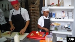 Dos cocineros trabajan el restaurante privado Versus 1900 en La Habana. (Archivo)