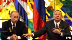 El presidente Vladimir Putin y el general Raúl Castro.