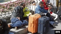 Decenas de expresos cubanos llegados a España entre 2010 y 2011 se han concentrado hoy en la céntrica Puerta del Sol de Madrid para denunciar que más de 80 excarcelados y sus familiares han quedado "en total desamparo" tras dejar de recibir ayudas del Gob