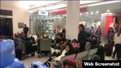 Venezolanos varados en el aeropuerto de Miami tras la suspensión de vuelos de EEUU a Venezuela. (Captura de imagen/Telemundo 51)