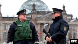 Fotografía de archivo: Agentes de la Policía alemana hacen guardia frente al edificio del Reichstag en Berlín.