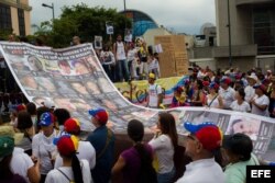 Manifestantes opositores al gobierno del presidente venezolano Nicolás Maduro participan en una manifestación hoy, sábado 10 de mayo del 2014, en Caracas (Venezuela).
