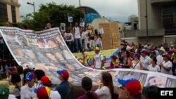 Manifestantes opositores al gobierno del presidente venezolano Nicolás Maduro participan en una manifestación hoy, sábado 10 de mayo del 2014, en Caracas (Venezuela). 