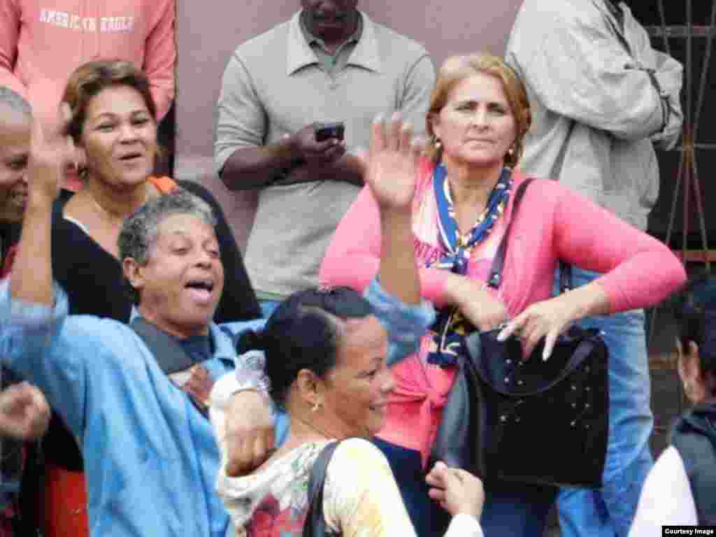 Civiles son convocados a la manifestación de acoso y repudio a las activistas de Derechos Humanos, reunidas en la sede de las Damas de Blanco en La Habana. Foto cortesía Ángel Moya.