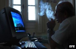 Un hombre fuma en una oficina estatal en La Habana.