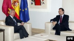 Ramón Luis Valcárcel, jefe del gobierno en Murcia, junto al presidente español, Mariano Rajoy, ambos del PP.
