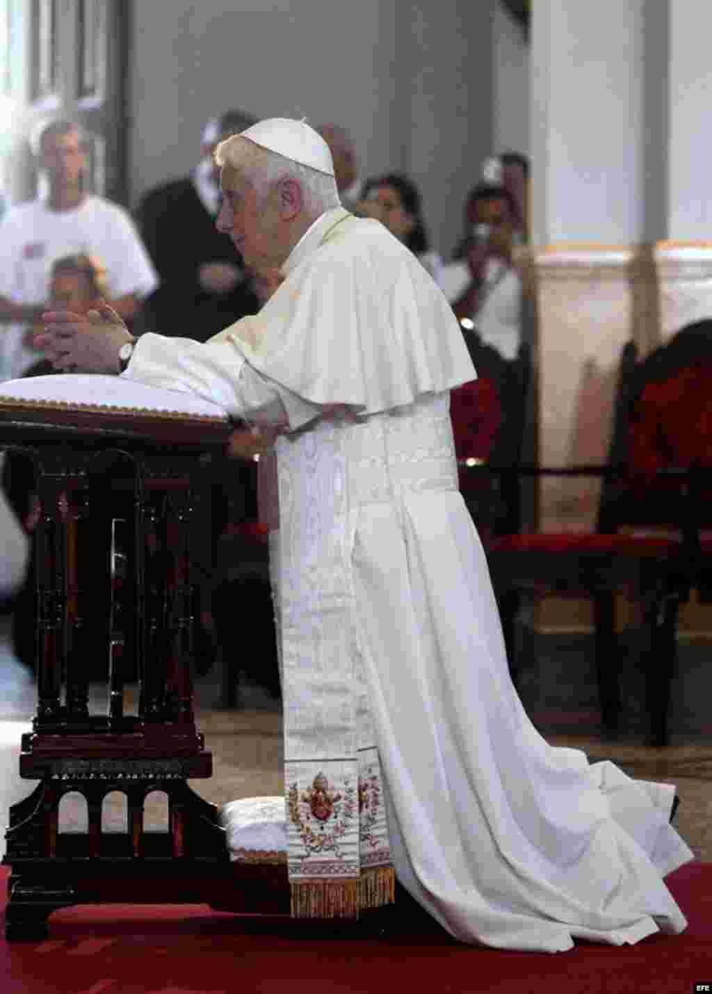 El papa Benedicto XVI ora, el 27 de marzo de 2012, durante su visita al Santuario de la Virgen de la Caridad del Cobre, en Santiago de Cuba.