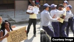 Tras el arresto de Berta Soler, simpatizantes del gobierno hicieron un acto de repudio en la sede de las Damas de Blanco, en Lawton. (Fotos Ángel Moya)