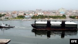 ARCHIVO 11/07/03- La barcaza estadounidense Helen III, arrastrada por el remolcador El Jaguar,entra en la Bahía de La Habana con un cargamento de papel y madera vendido a Cuba por compañías norteamericanas.