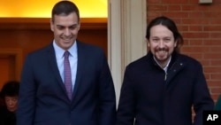 El presidente del Gobierno español, Pedro Sánchez, y el líder de Unidas Podemos, Pablo Iglesias, en el Palacio de la Moncloa, en Madrid, el pasado martes 14 de enero.