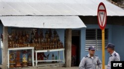 Dos policías conversan el sábado 24 de marzo de 2012, en el poblado El Cobre, Santiago de Cuba, donde se encuentra el santuario de la Virgen de la Caridad 