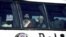 Un civil sirio saluda desde un autobús durante el proceso de evacuación de civiles de las zonas asediadas de la ciudad de Homs.