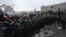 Agentes antidisturbios se enfrentan a los manifestantes durante otro día de protestas en la Plaza de la Independencia de Kiev (Ucrania), hoy, miércoles 11 de diciembre de 2013.