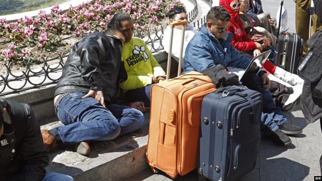 Decenas de expresos cubanos llegados a España entre 2010 y 2011 se han concentrado hoy en la céntrica Puerta del Sol de Madrid para denunciar que más de 80 excarcelados y sus familiares han quedado "en total desamparo" tras dejar de recibir ayudas del Gob