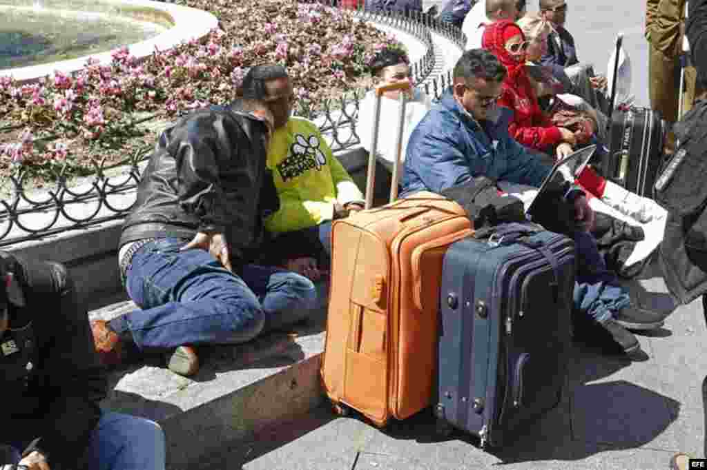 Decenas de expresos cubanos llegados a España entre 2010 y 2011 se han concentrado hoy en la céntrica Puerta del Sol de Madrid para denunciar que más de 80 excarcelados y sus familiares han quedado "en total desamparo" tras dejar de recibir ayudas del Gob