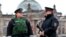 Fotografía de archivo: Agentes de la Policía alemana hacen guardia frente al edificio del Reichstag en Berlín.