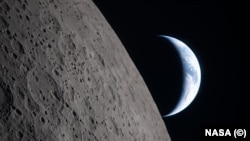 La Luna y la Tierra vistas desde la cápsula Orión de la misión Artemis II.