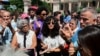 La creadora de contenido y activista cubana Anna Sofia Benitez Silvente (centro) y su madre, Caridad Silvente (izquierda), hablan con los medios de comunicación frente al Tribunal Municipal de Habana del Este tras su juicio en La Habana, el 1 de octubre de 2026.