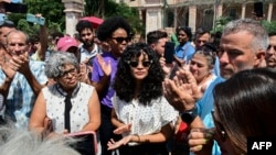 La creadora de contenido y activista cubana Anna Sofia Benitez Silvente (centro) y su madre, Caridad Silvente (izquierda), hablan con los medios de comunicación frente al Tribunal Municipal de Habana del Este tras su juicio en La Habana, el 1 de octubre de 2026.