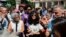La creadora de contenido y activista cubana Anna Sofia Benitez Silvente (centro) y su madre, Caridad Silvente (izquierda), hablan con los medios de comunicación frente al Tribunal Municipal de Habana del Este tras su juicio en La Habana, el 1 de octubre de 2026.