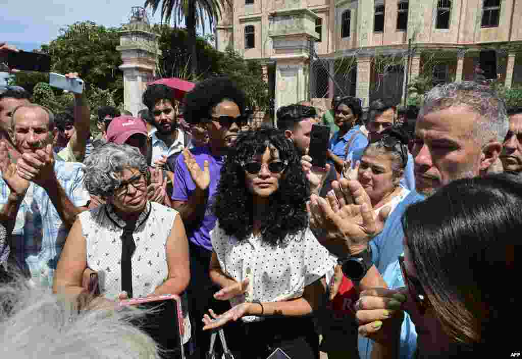 La acusación se originó en un incidente ocurrido el 10 de marzo, cuando el policía acudió vestido de civil a la vivienda de ambas mujeres para entregar a Silvente una citación de la Seguridad del Estado. 