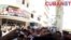 Curiosos presencian, y graban con sus teléfonos, el acto sexual en el boulevard de San Rafael.