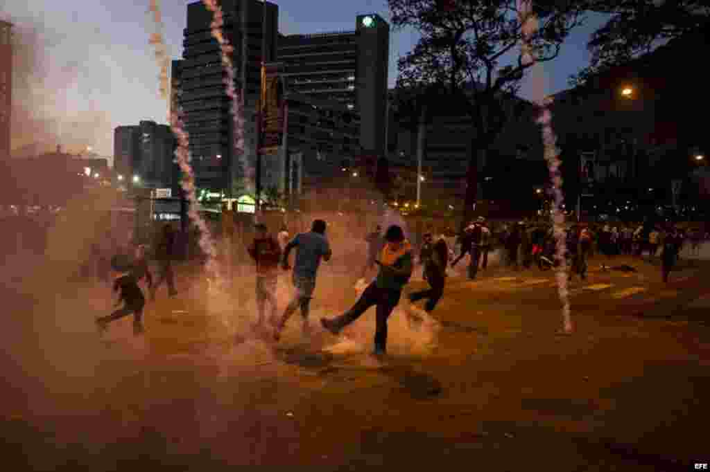 Manifestantes se enfrentan a miembros de la Policía Nacional Bolivariana