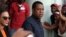Foto de archivo. La cantante estadounidense Beyoncé (c) y su esposo, el rapero Jay-Z (i) salen el 4 de abril de 2013, del Hotel Saratoga en La Habana (Cuba), donde se hospedaron para celebrar los cinco años de su matrimonio. 