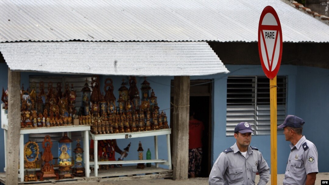 Dos policías conversan el sábado 24 de marzo de 2012, en el poblado El Cobre, Santiago de Cuba, donde se encuentra el santuario de la Virgen de la Caridad 
