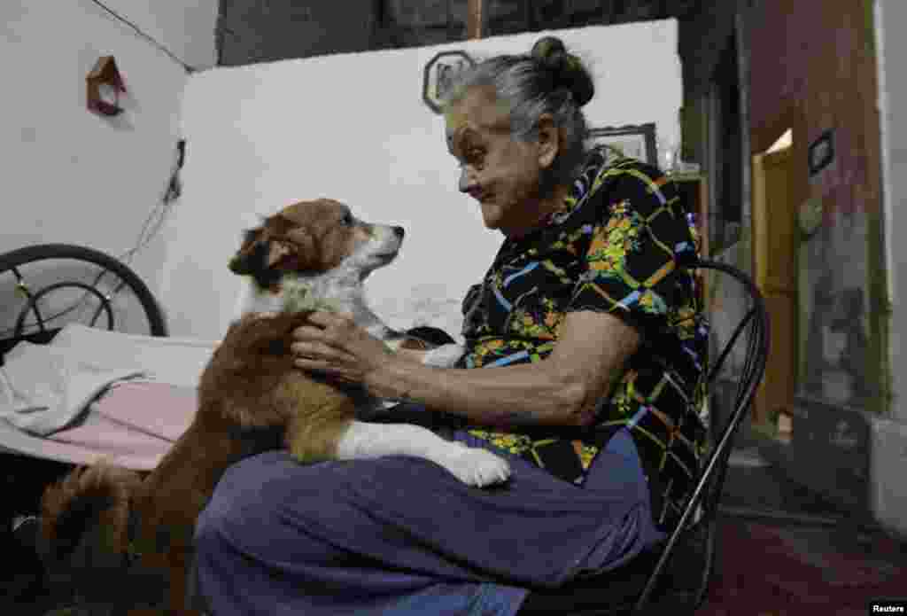 Emilia Rodríguez tiene 78 años y ha limpiado edificios públicos por más de tres décadas.