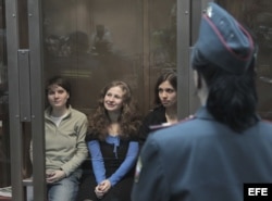 Archivo - las integrantes del grupo punk Pussy Riot esperando para ser juzgadas en una sala de un tribunal de Moscú (Rusia).