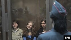 Archivo - las integrantes del grupo punk Pussy Riot esperando para ser juzgadas en una sala de un tribunal de Moscú (Rusia). 
