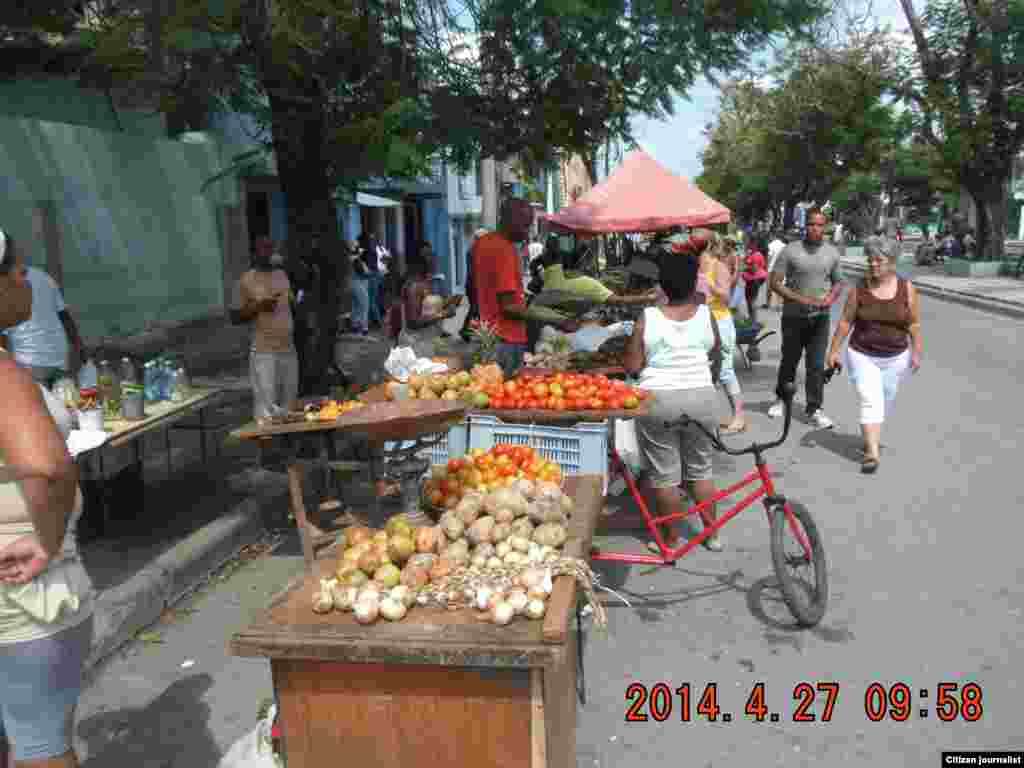 Mercado en Ave Marti y Calvario Santiago de Cuba / foto Ridel Brea