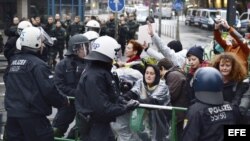 Agentes de policía forman una barrera frente a los activistas del movimiento "Blockupy" que se concentraron ante la sede del Banco Central Europeo en Fráncfort, en Alemania