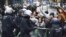 Agentes de policía forman una barrera frente a los activistas del movimiento "Blockupy" que se concentraron ante la sede del Banco Central Europeo en Fráncfort, en Alemania