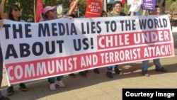 Cartel en las calles de Santiago: "Chile bajo ataque comunista y terrorista"