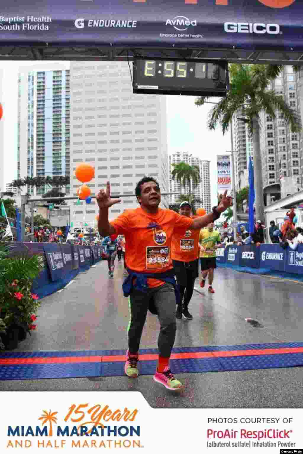 Luis Felipe Rojas, ya en la meta de llegada, fotografía cedida por el comité organizador del Miami Marathon 2017.