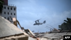 Una aeronave militar estadounidense V-22 Osprey aterriza en Caraballeda, estado de La Guaira, Venezuela, como parte de las operaciones de rescate tras unos terremotos.