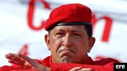 Fotografía de archivo del fallecido presidente venezolano Hugo Chávez durante la concentración en el centro de Caracas el 23 de agosto de 2003 para celebrar la mitad de su segundo mandato.