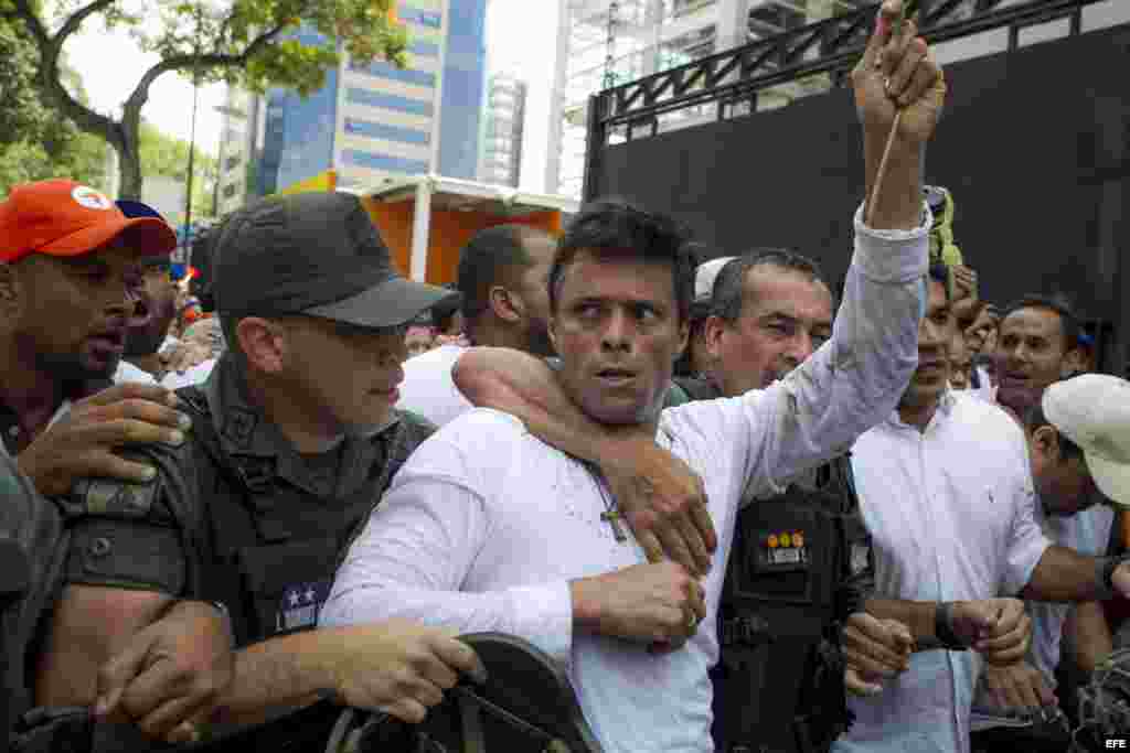 El líder del partido Voluntad Popular, Leopoldo López, se entregó a funcionarios de la Guardia Nacional,&nbsp; minutos después de pronunciar un enardecido discurso en la Plaza Brion de Caracas.