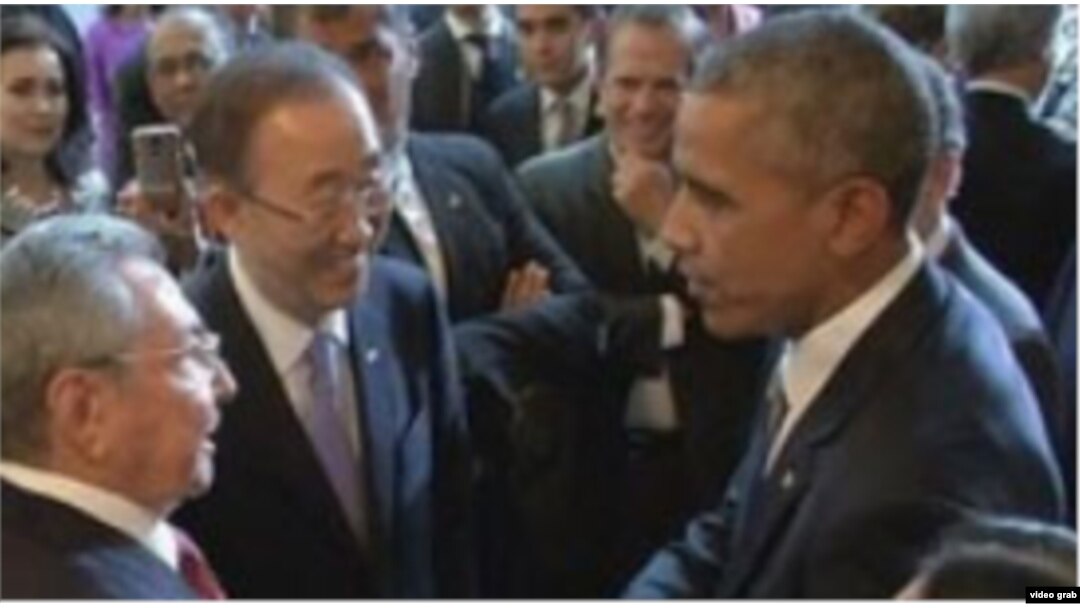 El saludo entre Obama y Raúl Castro en la Cumbre de las Américas de Panamá.