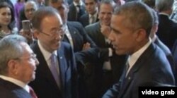 El saludo entre Obama y Raúl Castro en la Cumbre de las Américas de Panamá.