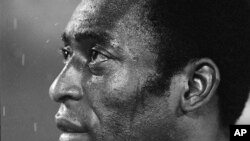El número 10 de Brasil, Pelé, el 24 de agosto de 1977. (AP Foto/Ray Stubblebine, archivo).