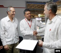 El embajador de España en Cuba, Francisco Montalvan (d) salud al director de la empresa cubana "Gesime", Gonzalo Hernández (c) y al presidente de Teconsa, Ramón Secades.