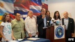 Presentan en Miami código para "educar" a cubanos ante reforma constitucional.