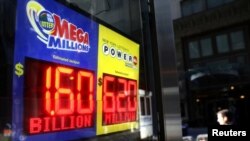 Un anuncio lumínico informa del acumulado del martes en la lotería Mega Milliions: 1.600 millones. El boleto ganador del mayor premio de lotería del mundo fue comprado en Carolina del Sur.