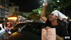 Un manifestante se concentra 4 de julio de 2013, frente a la casa del gobernador de Río de Janeiro, Sergio Cabral, en Río de Janeiro (Brasil), tres días después de que la Policía desmontara un campamento de "indignados" que protestó en el lugar durante di